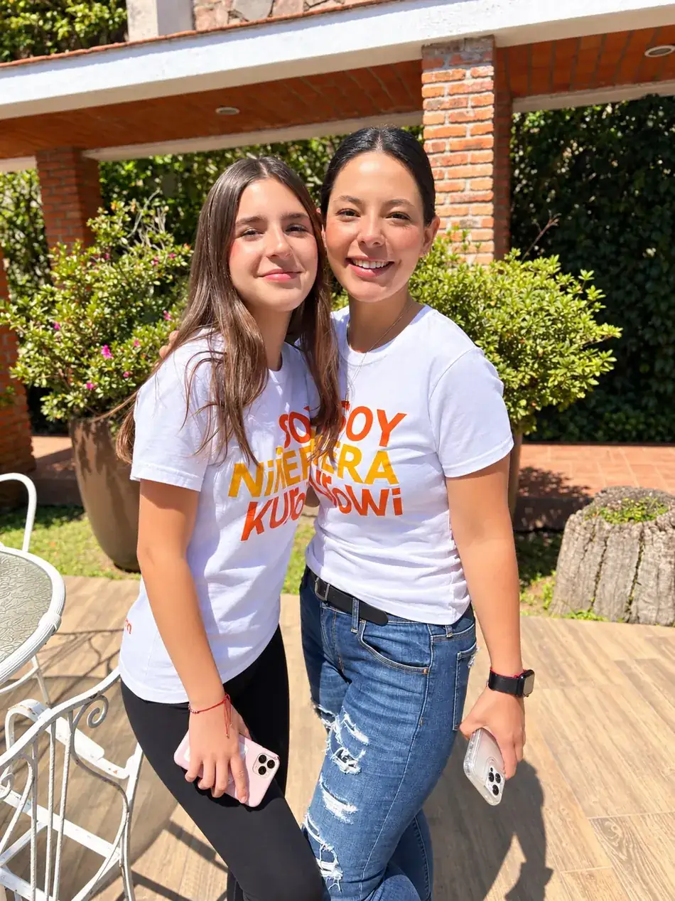Dos niñeras Kurowi sonriendo en el patio