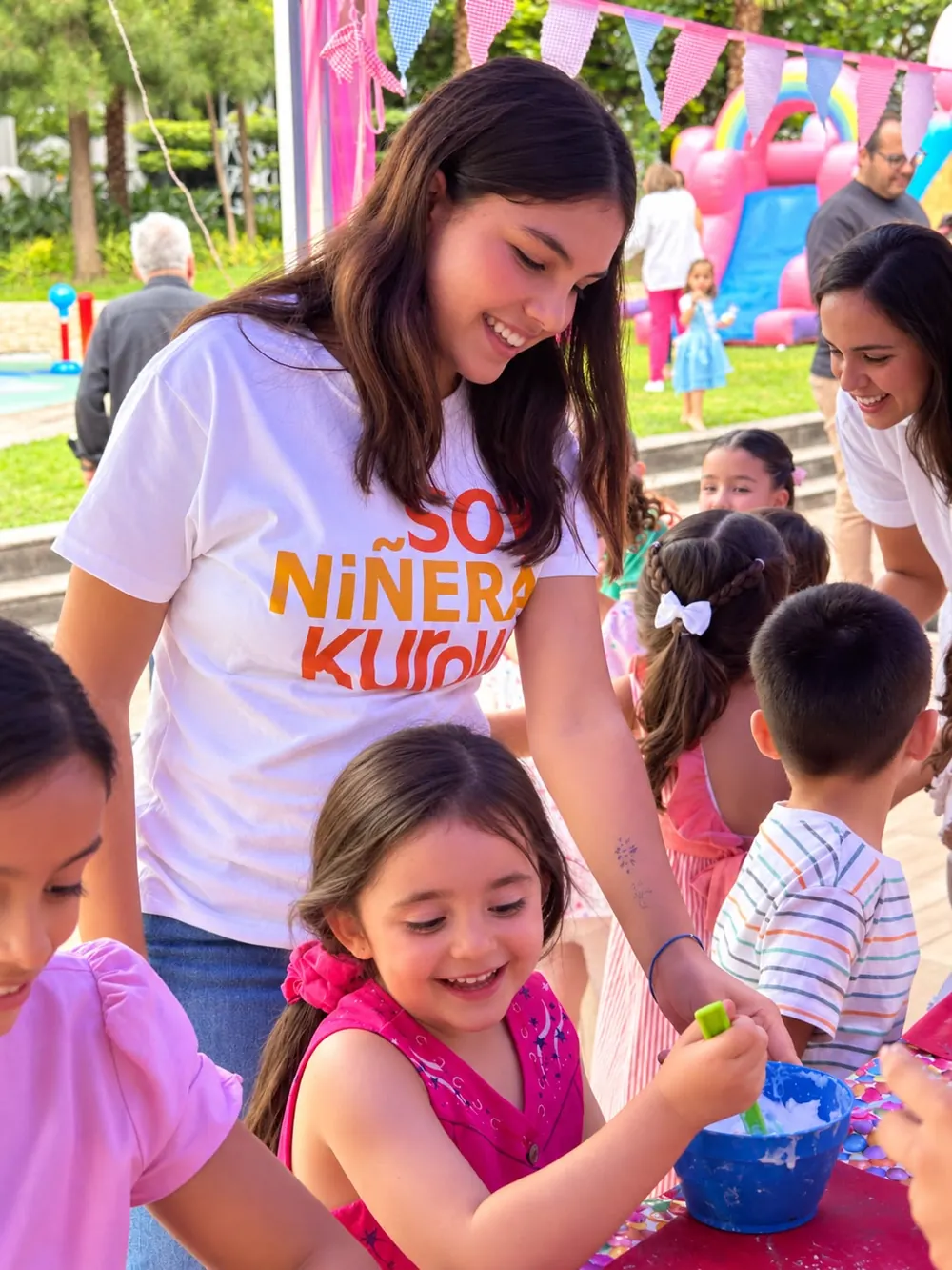 Niñera Kurowi acompañando a una niña en una actividad de una fiesta infantil